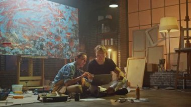 Stüdyolarında Oturan Birkaç Sanatçı Dizüstü Bilgisayar Kullanıyor, Bir Proje Üzerinde Çalışıyor, Konuşuyor ve Gülümsüyor. İki Ressam Lar Başarılı Fikir Düşündükten Sonra İnternet ve Yüksek Beş Araştırma Yapıyor. Otantik Atölye