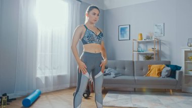 Minimalist İç Ile Onu Parlak ve Geniş Oturma Odasında Bir Atletik Top Nefes Egzersizleri Yapıyor Fit Güzel Kadın Shot.
