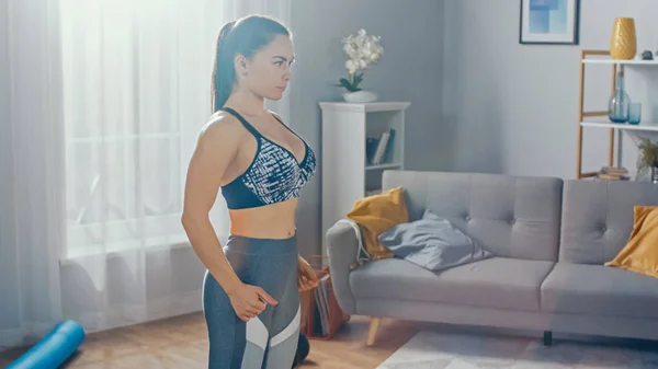 Strzał Fit Beautiful Kobieta w Athletic Top robi oddech ćwiczenia w jej jasnym i przestronnym salonie z minimalistycznym wnętrzem. — Zdjęcie stockowe