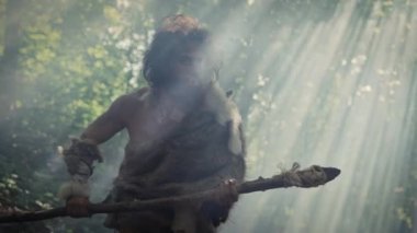 Tarih öncesi ormanda Hayvan Derisi Giyen İlkel Mağara Adamı 'nın Portresi ve Taş Ucu Mızrakla Kürk Avı. Tarih öncesi Neandertal Avcısı Ormanda İlkel Aletlerle Çöpleri Arıyor
