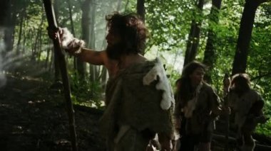 Hayvan Derisi Tutma Taşı Taşı Giyen Avcı-Toplayıcılar kabilesi Hayvan Avı Avında Tarih Öncesi Ormanı Keşfeder. Ormanda Neandertal Aile Avı ya da Daha İyi Topraklar İçin Göç