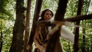 Prehistorik Mağara Kadın Handles Hayvan Derileri, Kürkler ve Gizler. İlkel Neandertal Kadın Yaşam Tarzı Hayatta, Mağara Chores ve Ev İş yapma