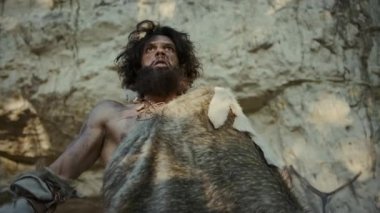 Hayvan Derisi Giyen Primeval Caveman Portresi Göğüs Dayak ve Çığlık Tehdit yok, Prehistorik Times Onun Mağara ve Toprakları Savunan. Tarih Öncesi Neandertal veya Homo Sapiens Lideri