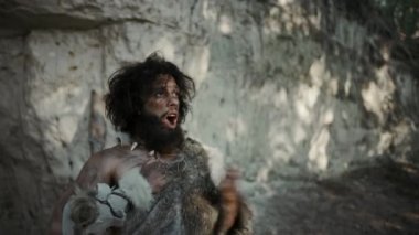 Hayvan Derisi Giyen Primeval Caveman Portresi Göğüs Dayak ve Çığlık Tehdit yok, Prehistorik Times Onun Mağara ve Toprakları Savunan. Tarih Öncesi Neandertal veya Homo Sapiens Lideri