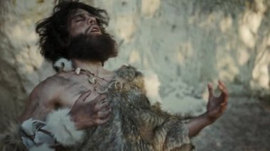 Hayvan Derisi Giyen Primeval Caveman Portresi Göğüs Dayak ve Çığlık Tehdit yok, Prehistorik Times Onun Mağara ve Toprakları Savunan. Tarih Öncesi Neandertal veya Homo Sapiens Lideri