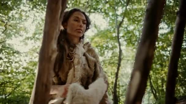 Prehistoryczna Jaskinia Woman uchwyty Animal Skins, Furs i skóry. Prymitywne neandertalczyków Woman Lifestyle przetrwanie, doing Cave chóry i pracy domowej — Wideo stockowe