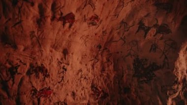 Hayvanların Ve Özetlerin İlkel Tarih Öncesi Neandertal Çizimleri. Geceleri Duvarları aydınlatan şenlik ateşi. Petroglifler, Kaya Resimleri ile İlk Mağara Sanatı Oluşturma. Eğimli Kayan Kamera Açısı