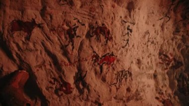 Hayvanların Ve Özetlerin İlkel Tarih Öncesi Neandertal Çizimleri. Geceleri Duvarları aydınlatan şenlik ateşi. Petroglifler, Kaya Resimleri ile İlk Mağara Sanatı Oluşturma. Eğimli Kayan Kamera Açısı