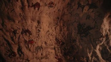 Hayvanların Ve Özetlerin İlkel Tarih Öncesi Neandertal Çizimleri. Geceleri Duvarları aydınlatan şenlik ateşi. Petroglifler, Kaya Resimleri ile İlk Mağara Sanatı Oluşturma. Kamerayı uzaklaştır