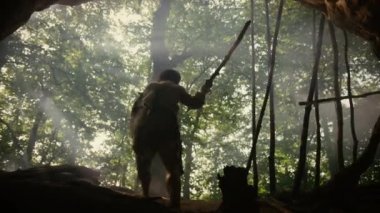 Hayvan Derisi Taşı Ucu Mızrak Giyen İlkel Mağara Adamı Tarih Öncesi Orman 'da Hayvan Avlamaya Hazır Mağara Girişi' nde duruyor. Neanderthal Ormanda Avlanmaya Gidiyor