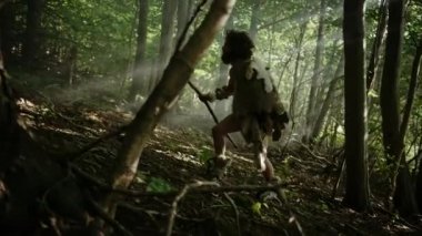 Hayvan Derisi Tutucu Taştan Mızraklı İlkel Mağara Adamı Etrafa Bakınıyor, Hayvan Avı Avında Tarih Öncesi Ormanı keşfediyor. Neanderthal Ormanda Avlanmaya Gidiyor