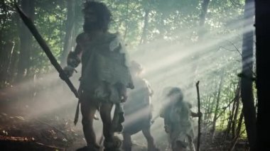 Hayvan Derisi Tutma Taşı Taşı Giyen Avcı-Toplayıcılar kabilesi Hayvan Avı Avında Tarih Öncesi Ormanı Keşfeder. Ormanda Neandertal Aile Avı ya da Daha İyi Topraklar İçin Göç