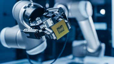 Modern Yüksek Teknoloji Otantik Robot Kol Çağdaş Süper Bilgisayar İşlemcisi Holding. Endüstriyel Robotik Manipülatör End Effector Holding Cpu Chip