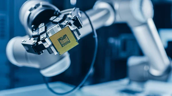 Moderner, authentischer Roboterarm mit modernem Supercomputer-Prozessor. Industrieroboter Manipulator Endeffektor hält CPU-Chip — Stockfoto