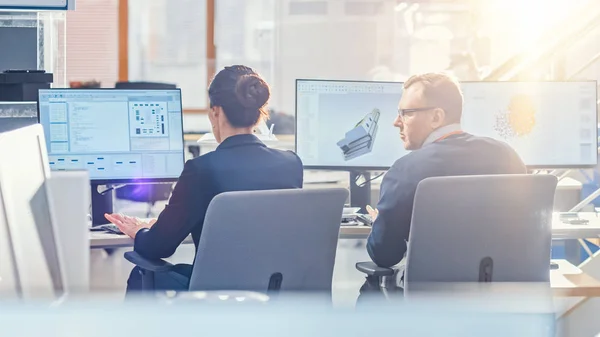 Voltar Visão da equipe de engenheiros de tecnologia que trabalham em computadores de mesa no escritório ensolarado brilhante com Sun Flare. Telas mostram IDE / CAD Software, Implementação de Machine Learning, Neural Networking — Fotografia de Stock