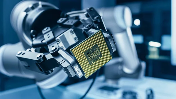 Modern högteknologisk autentisk robotarm som håller modern Superdatorprocessor. Industriell Robotic manipulator slutet Effector innehar CPU-chip — Stockfoto