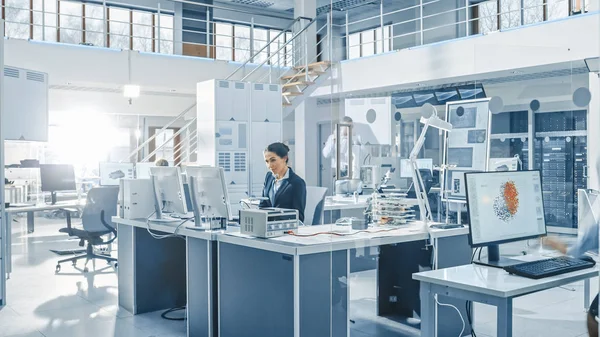 Chef ingegnere donna che lavora su computer, braccio robot di programmazione in Bright Modern Industrial Robotics Technology and Design Office. Lavorare nello strumento di ricerca . — Foto Stock