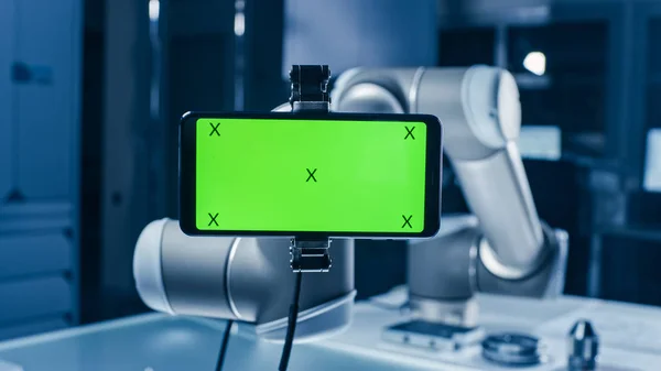 Robot Kol Düzenleme Modunda Yeşil Mock-up Ekran Smartphone Holding. Endüstriyel Robotik Manipülatör Son Efektörü Chroma Anahtar Ekranlı Cep Telefonu Tutar. — Stok fotoğraf