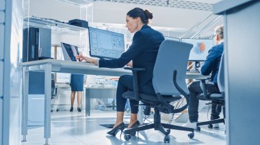 Bright Office'te Masaüstü Bilgisayarlarda Çalışan Teknoloji Mühendisleri Ekibinin Geri Görünümü. Ekranlar Show Ide / Cad Yazılım, Makine Öğrenimi, Sinirsel Ağ ve Bulut Bilişim Uygulaması