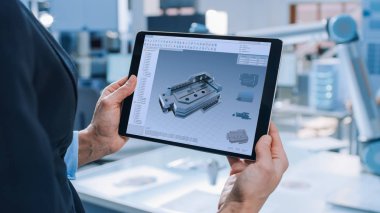 Şık Kadın Endüstriyel Robotik Mühendisi Cad Yazılımı ile Tablet Bilgisayar kullanır ve Makine Öğrenme için Nesneleri Teknoloji Araştırma Tesisi Kaldırma, Hareketli Robot Kolu Manipüle ve Program
