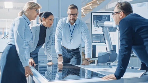 Réunion d'équipe des ingénieurs en énergie renouvelable travaillant sur un concept innovant de batterie de panneau solaire plus efficace. Groupe de spécialistes réunis autour de la table, Résolution de problèmes. Installation de recherche lumineuse — Photo