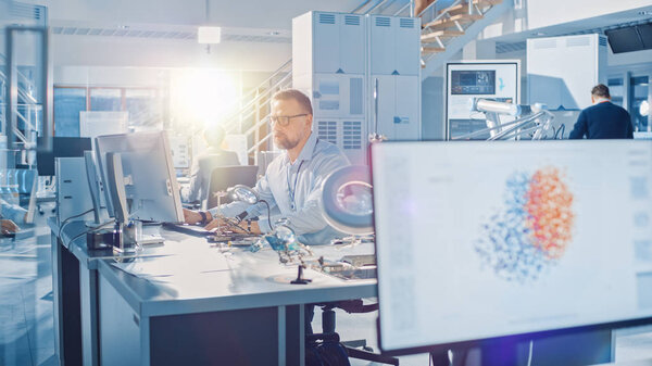 Инженер-конструктор электроники, работающий с печатными платами, обслуживанием и паяльными материнскими компонентами. Экран управляет нейронной сетью, машинным обучением и вычислениями
