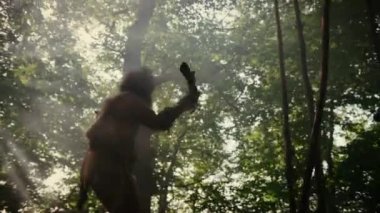 Hayvan Derisi Giyen Primeval Caveman Tutar Taş Uçlu Mızrak Prehistorik Orman Etrafında Görünüyor, Hayvan Av Hunt hazır. Neandertal Ormana Avlanmaya Gidiyor. Düşük Açılı Yavaş Hareket Ark Çekimi