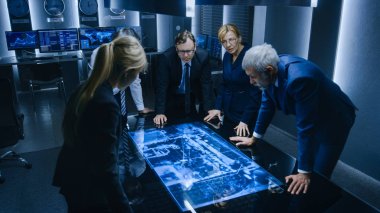 Hükümet İstihbarat Ekibi / FBI Ajanları Dijital Dokunmatik Masa ve Şüpheli Araç İzleme Uydu Gözetleme Odası 'nda.