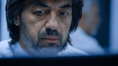 Uzman Başdanışman 'ın Bilgisayarda Çalışan Portresi. Arkaplanda Müşteri Yardım Merkezi 'nde.