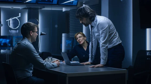 Male and Female Special Service Agents Interrogate Young Suspect in Cyber Crimes, Officer Looses Temper and Threatens Accused while Questioning. Dark Interrogation Room. — Stock Photo, Image