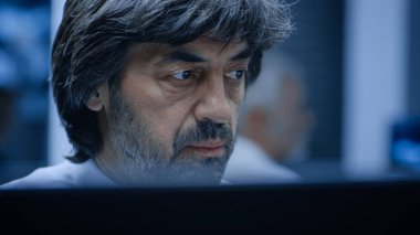 Uzman Başdanışman 'ın Bilgisayarda Çalışan Portresi. Arkaplanda Müşteri Yardım Merkezi 'nde.