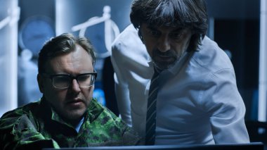 Bilgisayar 'da çalışan Siber Güvenlik Danışmanı Askeri Subayı. Sistem Kontrol Odasında Bilgisayarlar Üzerinde Çalışan Uzmanlar.