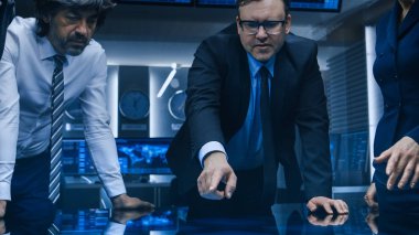 Kurumsal İş Adamları Ekibi Dijital Dokunmatik Masa Etrafında Dururken Tartışmayı Hararetlendirdi. İthalat / İhracat Şirketi Yönetim Kurulu Toplantısı.