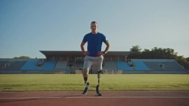 Protez Koşu Bıçakları ile Atletik Engelli Fit Man Güneşli Bir Öğleden Sonra Bir Açık Stadyumda Bir Eğitim Sırasında Poz olduğunu. Ampute Eki koşucu pistte duruyor. Motivasyonel Spor Görüntüleri.