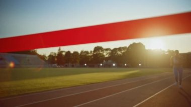 Beautiful Fit Kadın Runner Profesyonel Spor Arena'da Bitiş Çizgisini Geçiyor. Atletizm Kadını Stadyumda Yarışıyor. Zafer Başarısını Kutluyoruz. Motive Esmer Ellerini Yukarı Yükselterek.