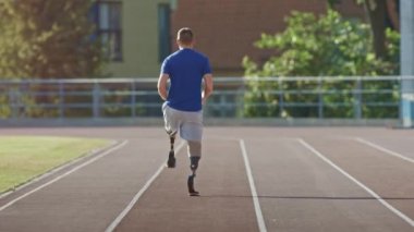 Protez Koşu Bıçakları ile Atletik Engelli Fit Man Güneşli Bir Öğleden Sonra Bir Açık Stadyumda Eğitim olduğunu. Ampute Koşucu Bir Stadyum Pisti'nde Koşu. Motivasyonel Spor Görüntüleri.