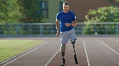 Protez Koşu Bıçakları ile Atletik Engelli Fit Man Güneşli Bir Öğleden Sonra Bir Açık Stadyumda Eğitim olduğunu. Ampute Koşucu Bir Stadyum Pisti'nde Koşu. Motivasyonel Spor Görüntüleri.