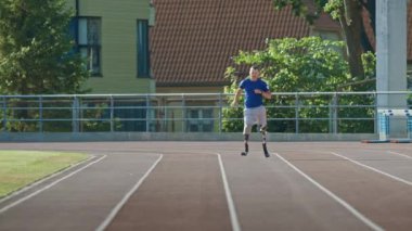 Protez Koşu Bıçakları ile Atletik Engelli Fit Man Güneşli Bir Öğleden Sonra Bir Açık Stadyumda Eğitim olduğunu. Ampute Koşucu Bir Stadyum Pisti'nde Koşu. Motivasyonel Spor Görüntüleri.