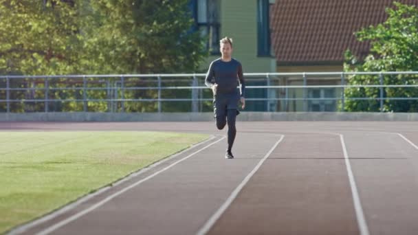 Gri Gömlek ve Şort Jogging Stadyumda Gülümseyen Athletic Fit Man. O Sıcak Bir Yaz Öğleden Sonra Hızlı Koşuyor. Atlet rutin spor antrenmanını yapıyor. Yavaş Çekim Çekimi. — Stok video
