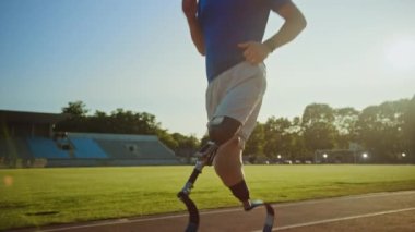 Protez Koşu Bıçakları ile Atletik Engelli Fit Man Sunny Afternoon bir Açık Stadyumda Eğitim olduğunu. Ampute Koşucu Stadyum Pisti'nde Koşu. Motivasyonel Spor Görüntüleri. Yakın Bacak Çekimi.