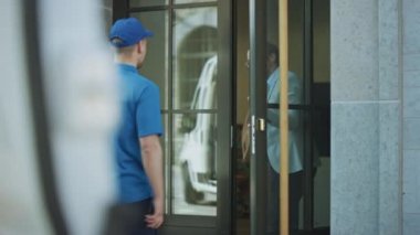 Teslimatçı, Elektronik İmza Pod Cihazı imzalayan bir müşteriden posta paketi alıyor. Teslimatı kamyonetine yükler. İş Dünyasında Kurye Bir Adamdan Karton Kutu Paketi Aldı