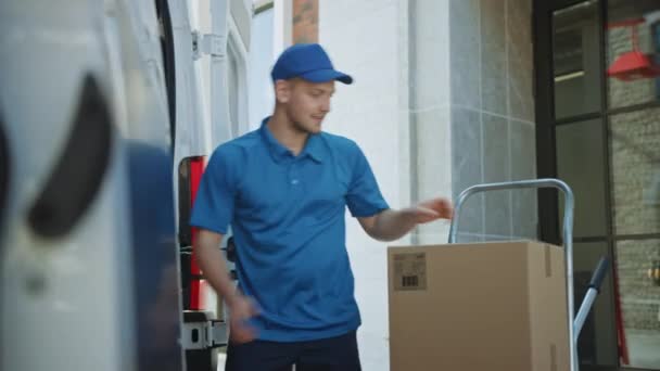 Delivery Man använder Hand Truck vagn full av kartonger och paket, lastar paket i lastbil / skåpbil. Professionell Kurir / lastare hjälper dig att flytta, leverera dina köpta objekt effektivt — Stockvideo