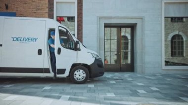 Kurye Teslimat Minibüsünden Çıkar, Posta Paketini Alır ve Elektronik İmza Pod Cihazı İmzalayan Müşteriye Verir. İş Bölgesi Kurye sinde ParselI Manaya Teslim Etti.