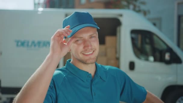 Portrait of Handsome Delivery Man Holds Cardboard Box Package Standing in Modern Stylish Business District with Delivery Van in Background. Correio sorridente a caminho de entregar encomendas postais ao cliente — Vídeo de Stock