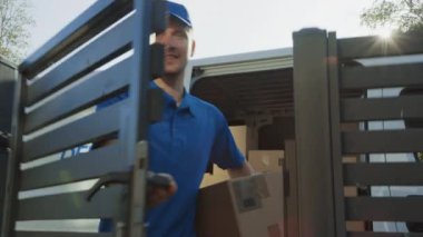 Mutlu Gülen Teslimat Adam Tutan Kart Kurulu Paketi Posta Koli Teslim Kapılardan Girer. Suburban Street Driveway arka plan teslim Van olarak