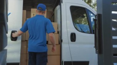 Teslimat Adam Tutan Kart Kurulu Paketi Kapılar dan girer ve Eve Yürür, Posta Koli teslim. Suburban Street Driveway arka plan teslim Van olarak