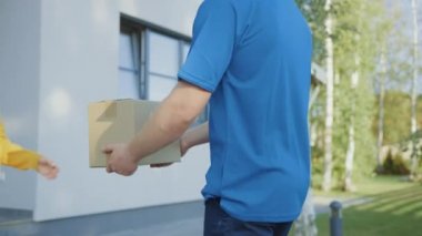 Güzel Genç Kadın Onu Karton Kutu Paketi verir Teslimat Adam Meets, O Elektronik İmza Pod Cihazı İmzalar. Banliyö Mahallesi'nde Kurye Teslim Parsel. Yavaş Çekimde