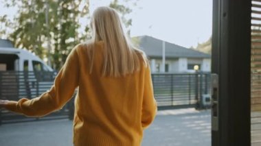 Güzel Genç Kadın Tutan Teslim Karton Kutu Paketi, O İmzalar Elektronik İmza Pod Cihaz, Teslimat Man veda Ediyor. Yavaş Hareket Düşük Açı