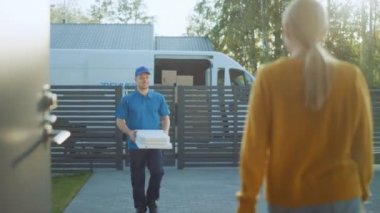 Güzel Genç Gülümseyen Kadın Evinin Kapılarını Açar ve Onu Karton Kutular Lezzetli Buharlı Pizza Dolu verir Pizza Dağıtım Guy buluşuyor. Çekimden Sonra Düşük Açı