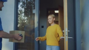 Güzel Genç Kadın Evinin Kapılarını Açar ve Ona Karton Kutu Posta Paketi verir Teslimat Adam Meets, O Elektronik İmza Pod Cihaz İmzalar. Yavaş Çekim